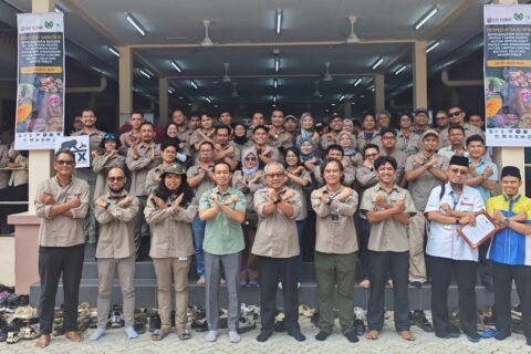 Delegasi Kehutanan FBiPK Universitas Brawijaya berfoto bersama ratusan peserta lintas negara dalam ajang The Scientific Expedition on Forest Biodiversity di Perlis, Malaysia.
