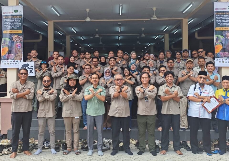 Delegasi Kehutanan FBiPK Universitas Brawijaya berfoto bersama ratusan peserta lintas negara dalam ajang The Scientific Expedition on Forest Biodiversity di Perlis, Malaysia.