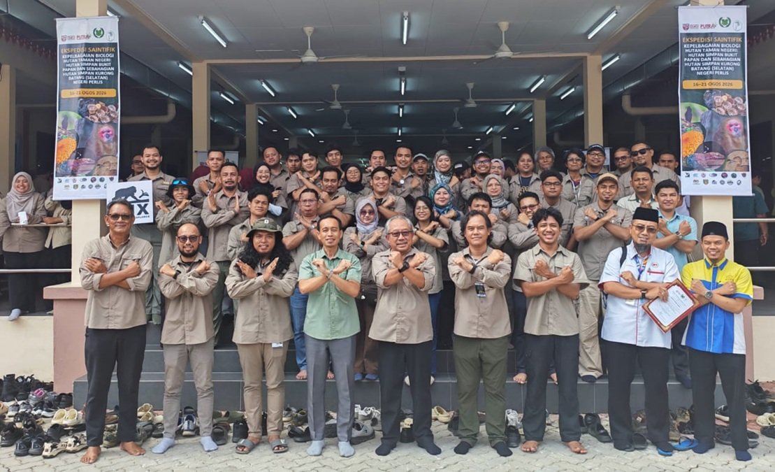 Delegasi Kehutanan FBiPK Universitas Brawijaya berfoto bersama ratusan peserta lintas negara dalam ajang The Scientific Expedition on Forest Biodiversity di Perlis, Malaysia.