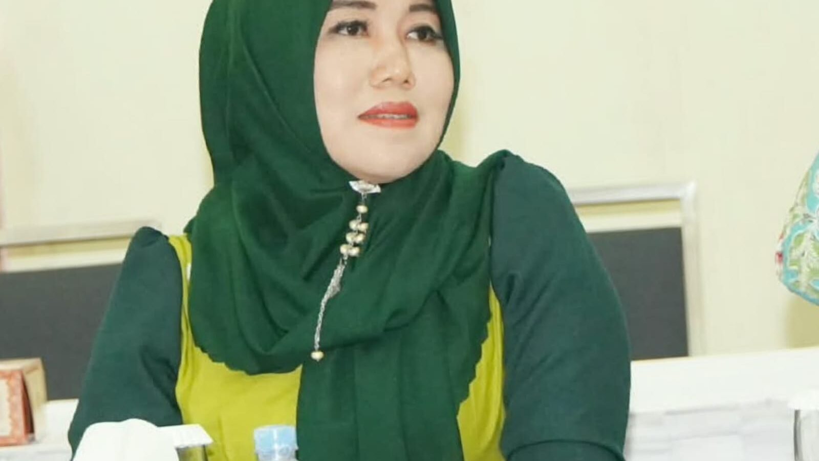 Anggota DPD RI terpilih asal Jawa Timur Dr. Hj. Lia Istifhama, M.E.I. saat menyimak jalannya rapat koordinasi dengan balutan busana khas hijau.