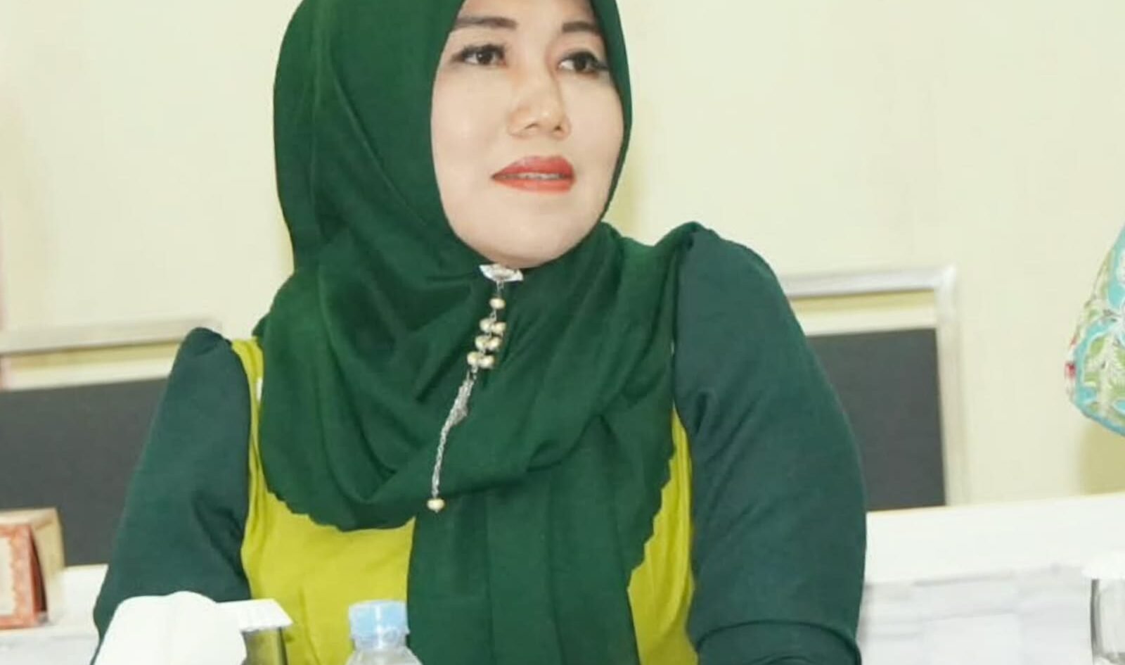 Anggota DPD RI terpilih asal Jawa Timur Dr. Hj. Lia Istifhama, M.E.I. saat menyimak jalannya rapat koordinasi dengan balutan busana khas hijau.