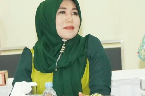 Anggota DPD RI terpilih asal Jawa Timur Dr. Hj. Lia Istifhama, M.E.I. saat menyimak jalannya rapat koordinasi dengan balutan busana khas hijau.