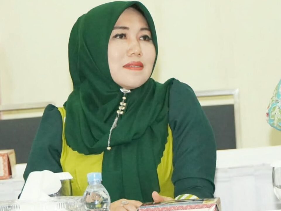 Anggota DPD RI terpilih asal Jawa Timur Dr. Hj. Lia Istifhama, M.E.I. saat menyimak jalannya rapat koordinasi dengan balutan busana khas hijau.