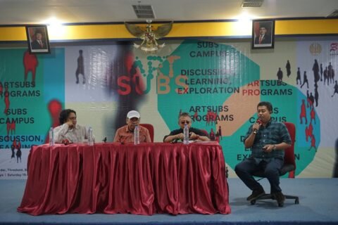Suasana diskusi publik ArtSubs 2026 yang berlangsung di auditorium Jurusan Seni Rupa, Fakultas Bahasa dan Seni (FBS) Universitas Surabaya (Unesa) pada Senin (14/9).