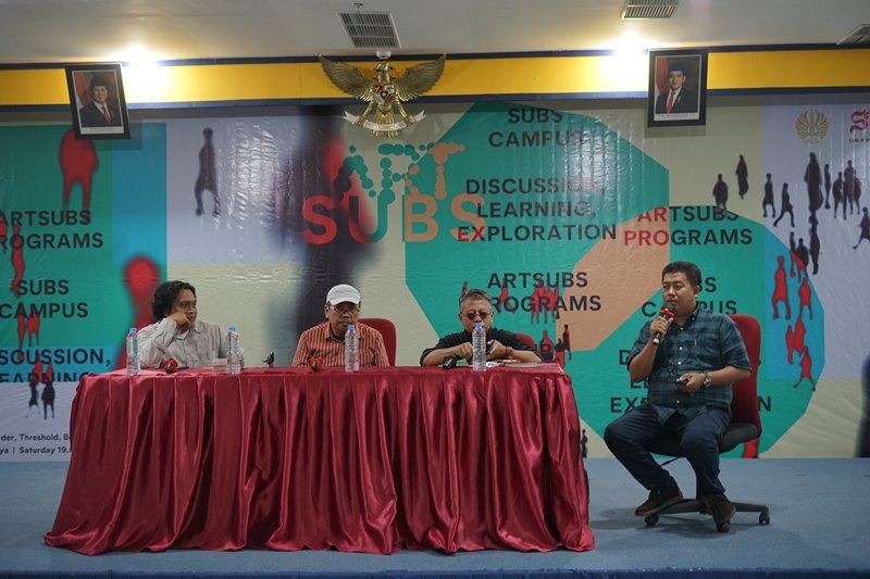 Suasana diskusi publik ArtSubs 2026 yang berlangsung di auditorium Jurusan Seni Rupa, Fakultas Bahasa dan Seni (FBS) Universitas Surabaya (Unesa) pada Senin (14/9).