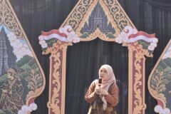 Salah satu guru yang menjadi pembawa acara, Bu Afi.