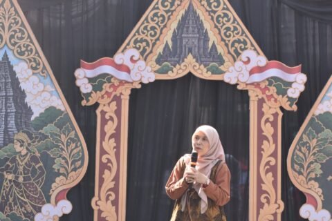 Salah satu guru yang menjadi pembawa acara, Bu Afi.