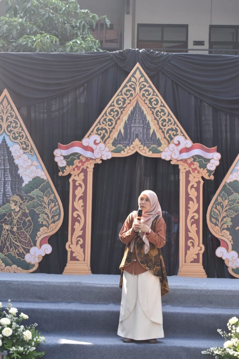 Salah satu guru yang menjadi pembawa acara, Bu Afi.