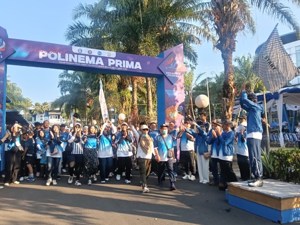 Keseruan ribuan peserta saat dilepas di garis *start* Jalan Sehat Polinema Prima dengan kibaran bendera bermotif catur, mengawali kemeriahan peringatan Dies Natalis ke-44 Politeknik Negeri Malang.