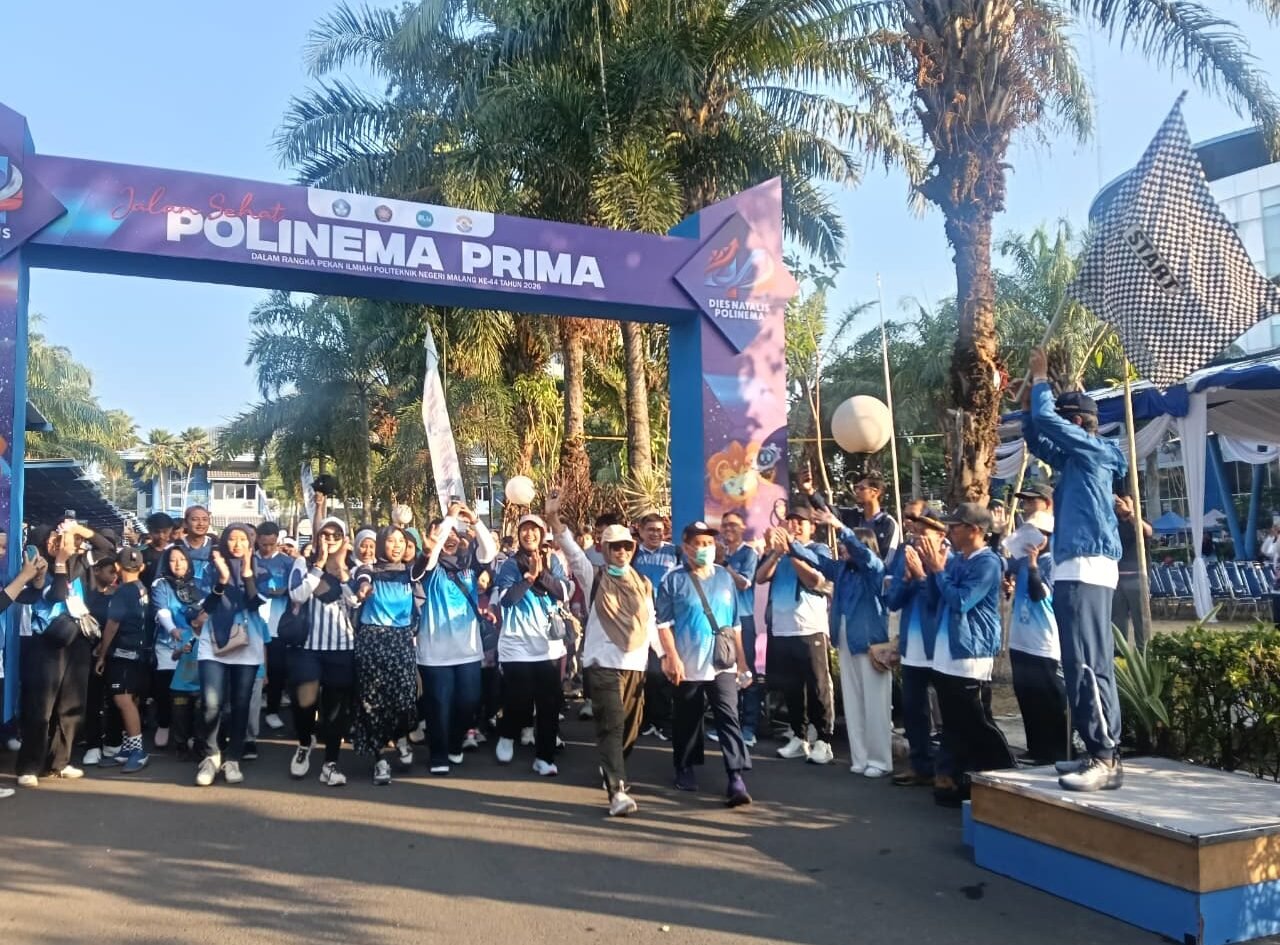 Keseruan ribuan peserta saat dilepas di garis *start* Jalan Sehat Polinema Prima dengan kibaran bendera bermotif catur, mengawali kemeriahan peringatan Dies Natalis ke-44 Politeknik Negeri Malang.