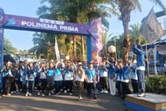 Keseruan ribuan peserta saat dilepas di garis *start* Jalan Sehat Polinema Prima dengan kibaran bendera bermotif catur, mengawali kemeriahan peringatan Dies Natalis ke-44 Politeknik Negeri Malang.
