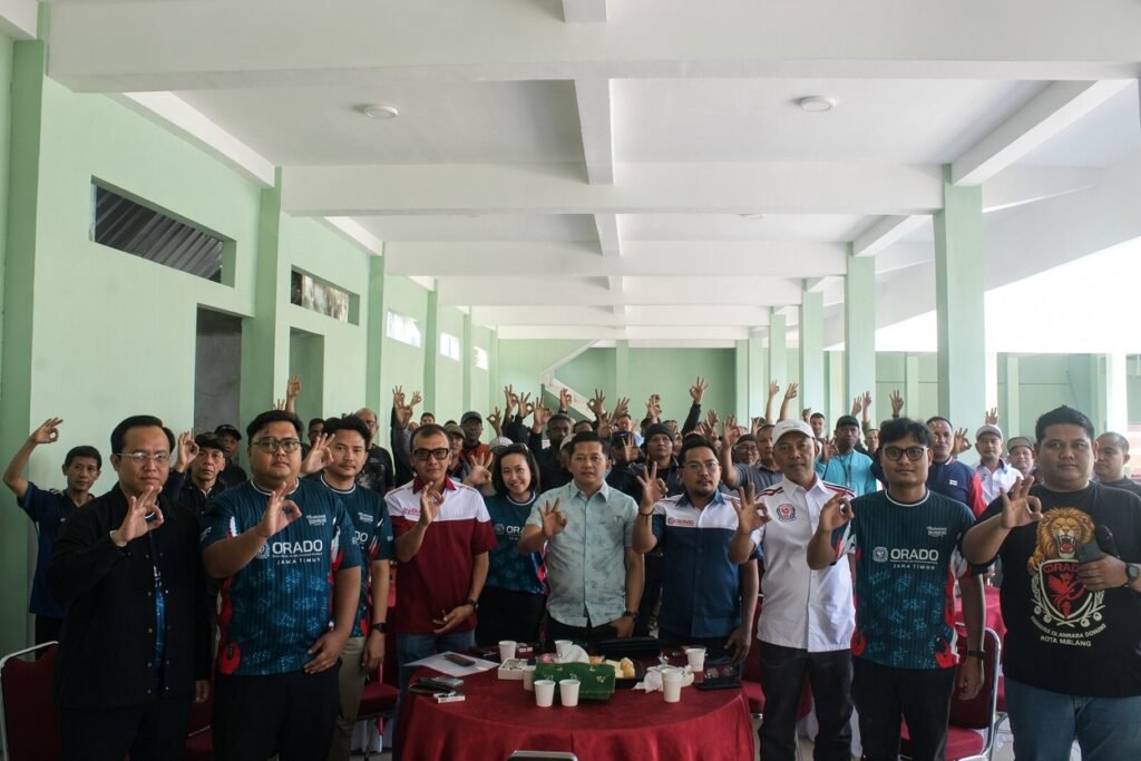 Dandim 0833/Kota Malang bersama jajaran, panitia, dan para peserta berpose bersama saat pembukaan Open Tournament Domino Orado 101 Piala Panglima TNI di Malang, Minggu (27/9/2026).