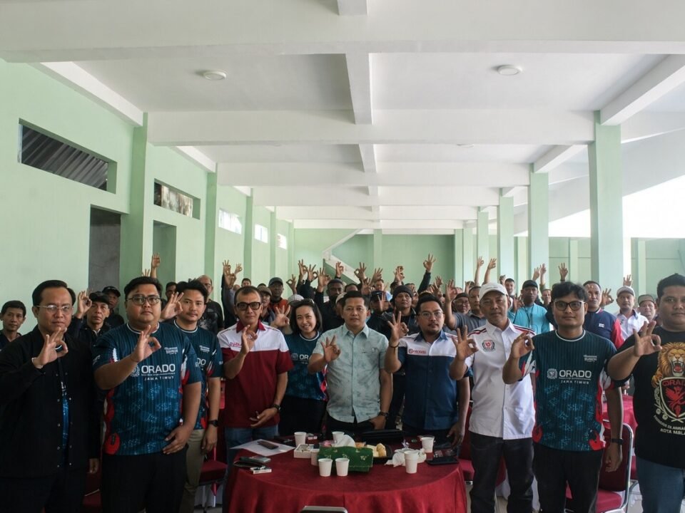 Dandim 0833/Kota Malang bersama jajaran, panitia, dan para peserta berpose bersama saat pembukaan Open Tournament Domino Orado 101 Piala Panglima TNI di Malang, Minggu (27/9/2026).