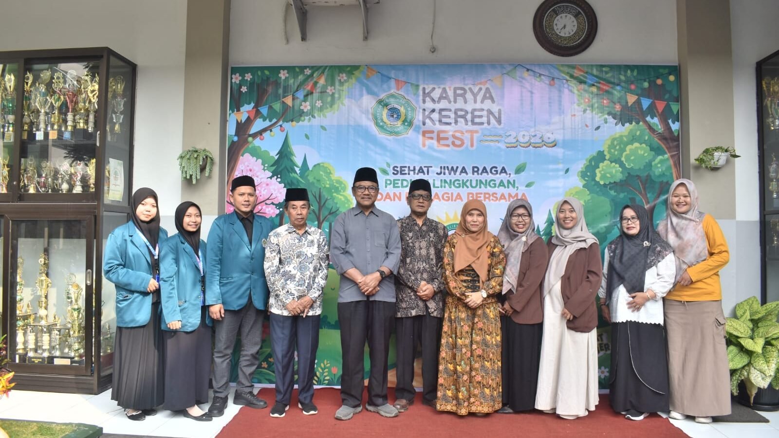 Keluarga besar MTs Almaarif 01 Singosari berkunjung ke SMPN 1 Surabaya dalam rangka kegiatan Forum Group Discussion (FGD) praktik baik implementasi Sekolah/Madrasah Ramah Anak (SRA/MRA), Kamis (24/9/2026).