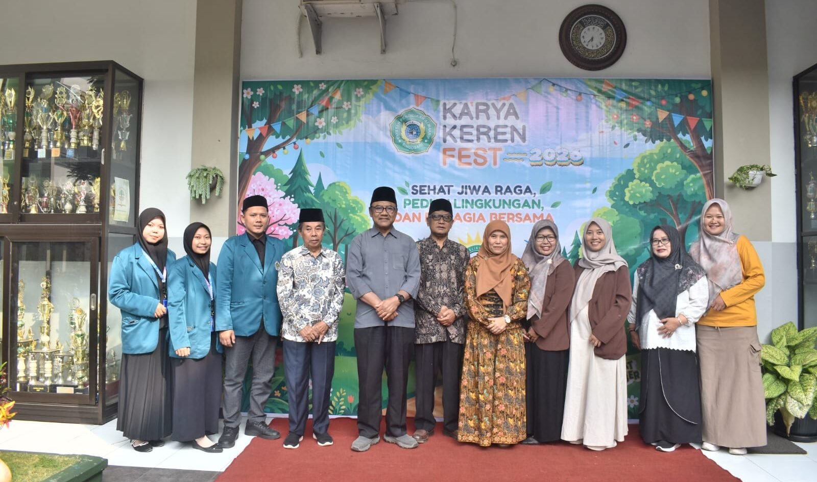 Keluarga besar MTs Almaarif 01 Singosari berkunjung ke SMPN 1 Surabaya dalam rangka kegiatan Forum Group Discussion (FGD) praktik baik implementasi Sekolah/Madrasah Ramah Anak (SRA/MRA), Kamis (24/9/2026).
