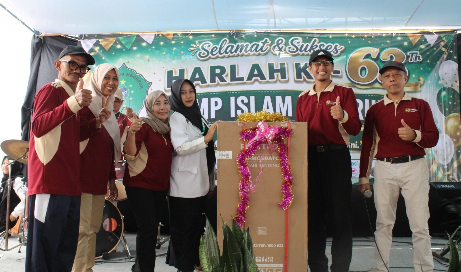 Suka cita jajaran guru dan peserta didik saat sesi penyerahan hadiah utama berupa lemari es di atas panggung dalam puncak kemeriahan acara Harlah ke-63 SMP Islam Ngebruk.