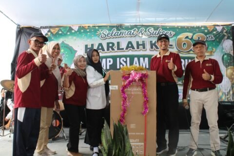 Suka cita jajaran guru dan peserta didik saat sesi penyerahan hadiah utama berupa lemari es di atas panggung dalam puncak kemeriahan acara Harlah ke-63 SMP Islam Ngebruk.