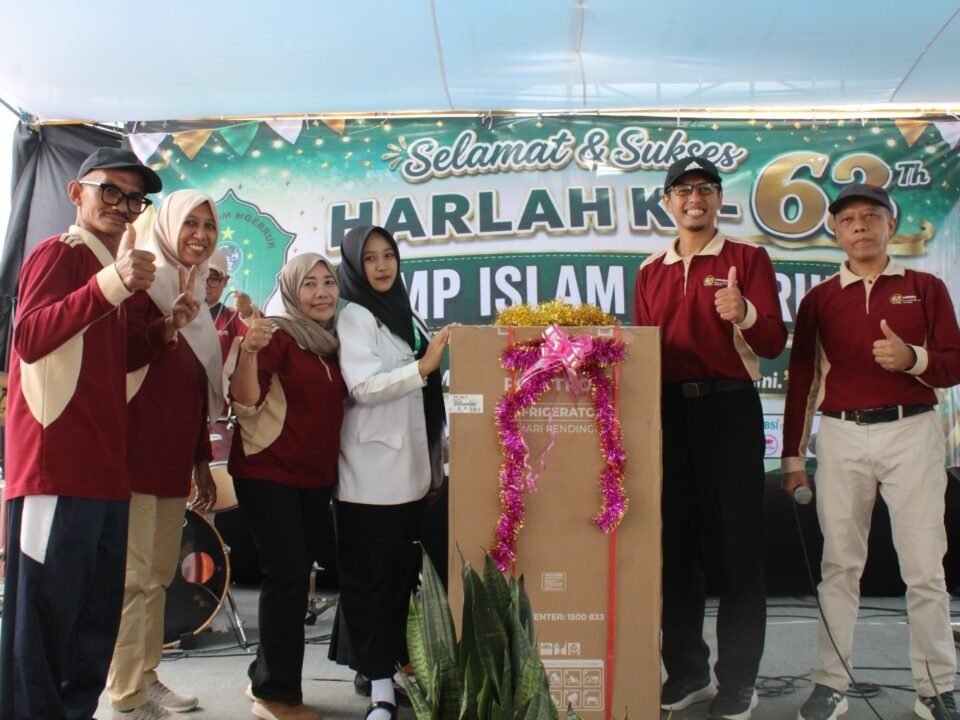Suka cita jajaran guru dan peserta didik saat sesi penyerahan hadiah utama berupa lemari es di atas panggung dalam puncak kemeriahan acara Harlah ke-63 SMP Islam Ngebruk.