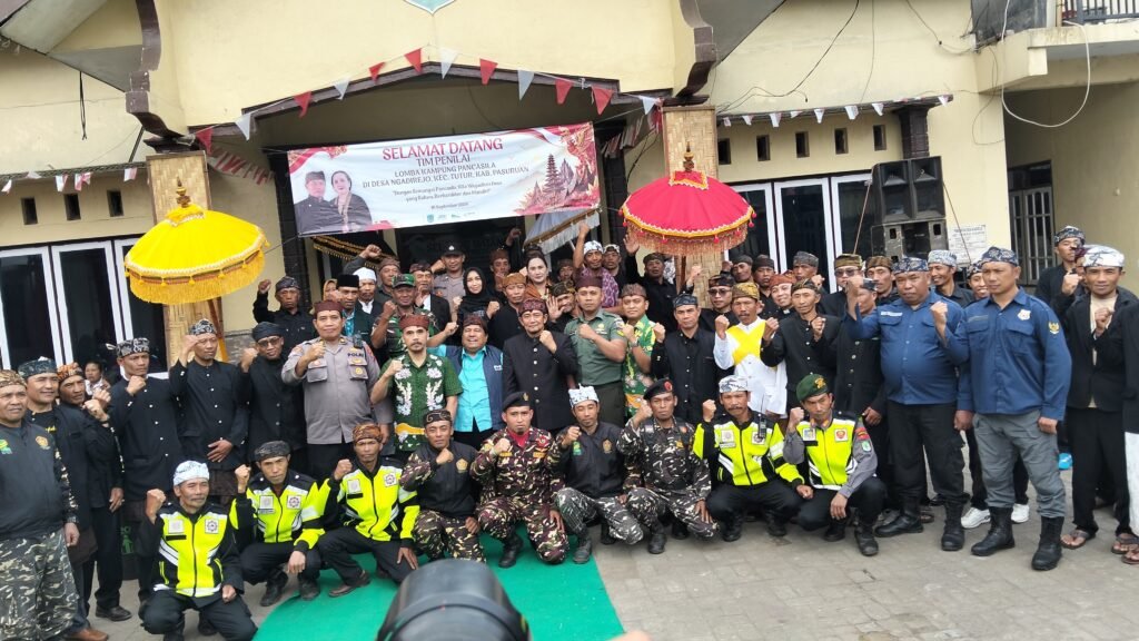 Juri, Kades, Forkopimda , pecalang, Banser dan warga foto bersama