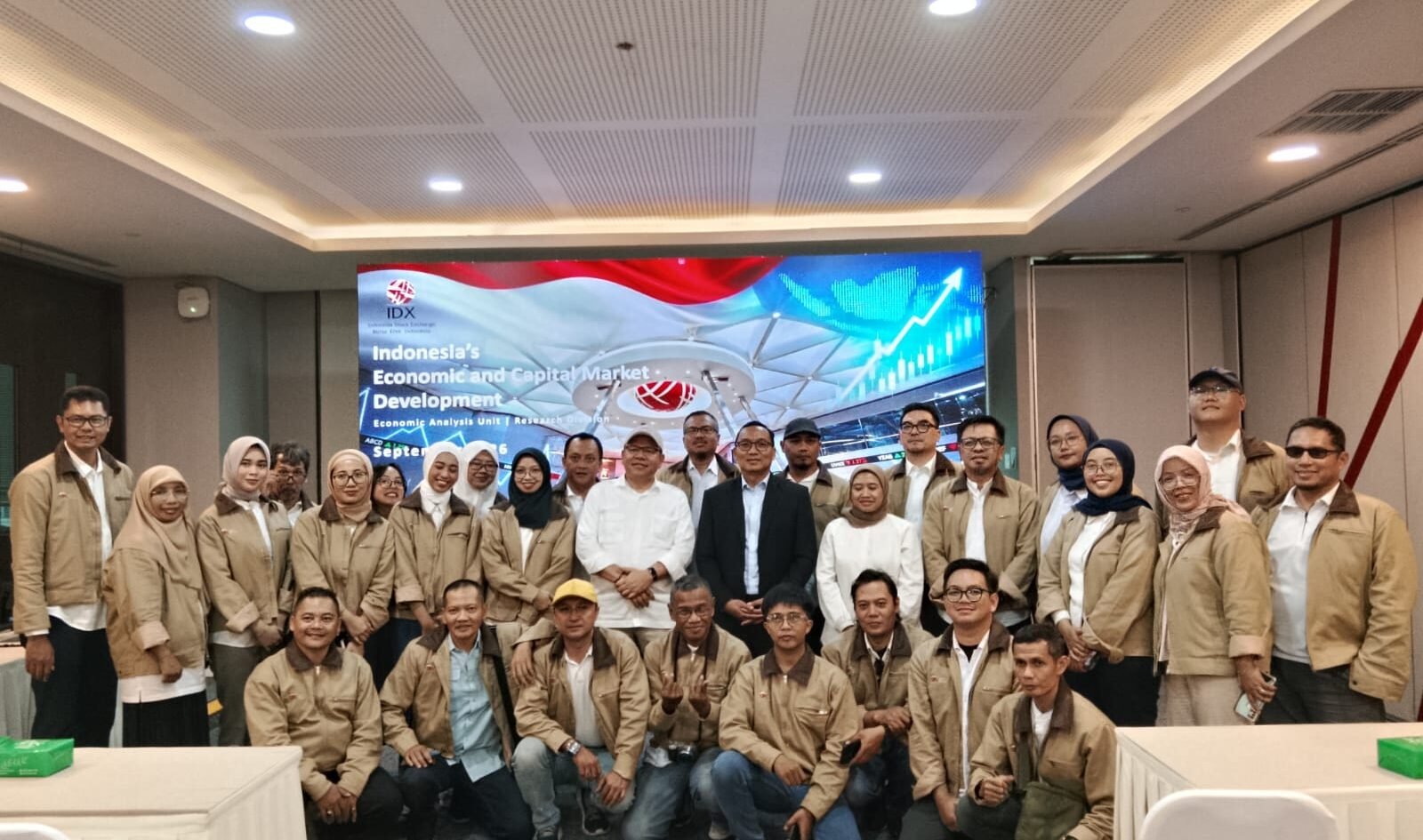 Kepala OJK Malang Farid Faletehan dan Dirut Pengembangan BEI Iding Pardi foto bersama awak media Malang Raya