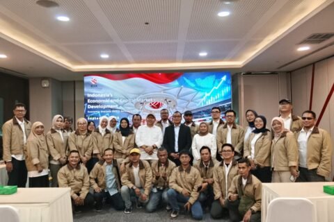 Kepala OJK Malang Farid Faletehan dan Dirut Pengembangan BEI Iding Pardi foto bersama awak media Malang Raya