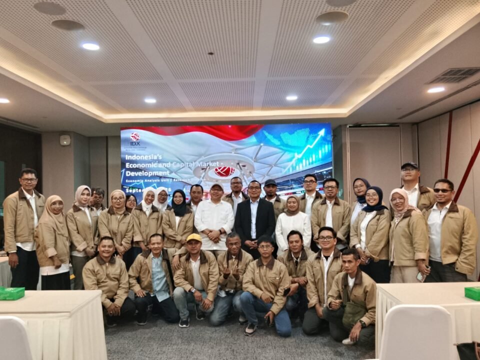 Kepala OJK Malang Farid Faletehan dan Dirut Pengembangan BEI Iding Pardi foto bersama awak media Malang Raya
