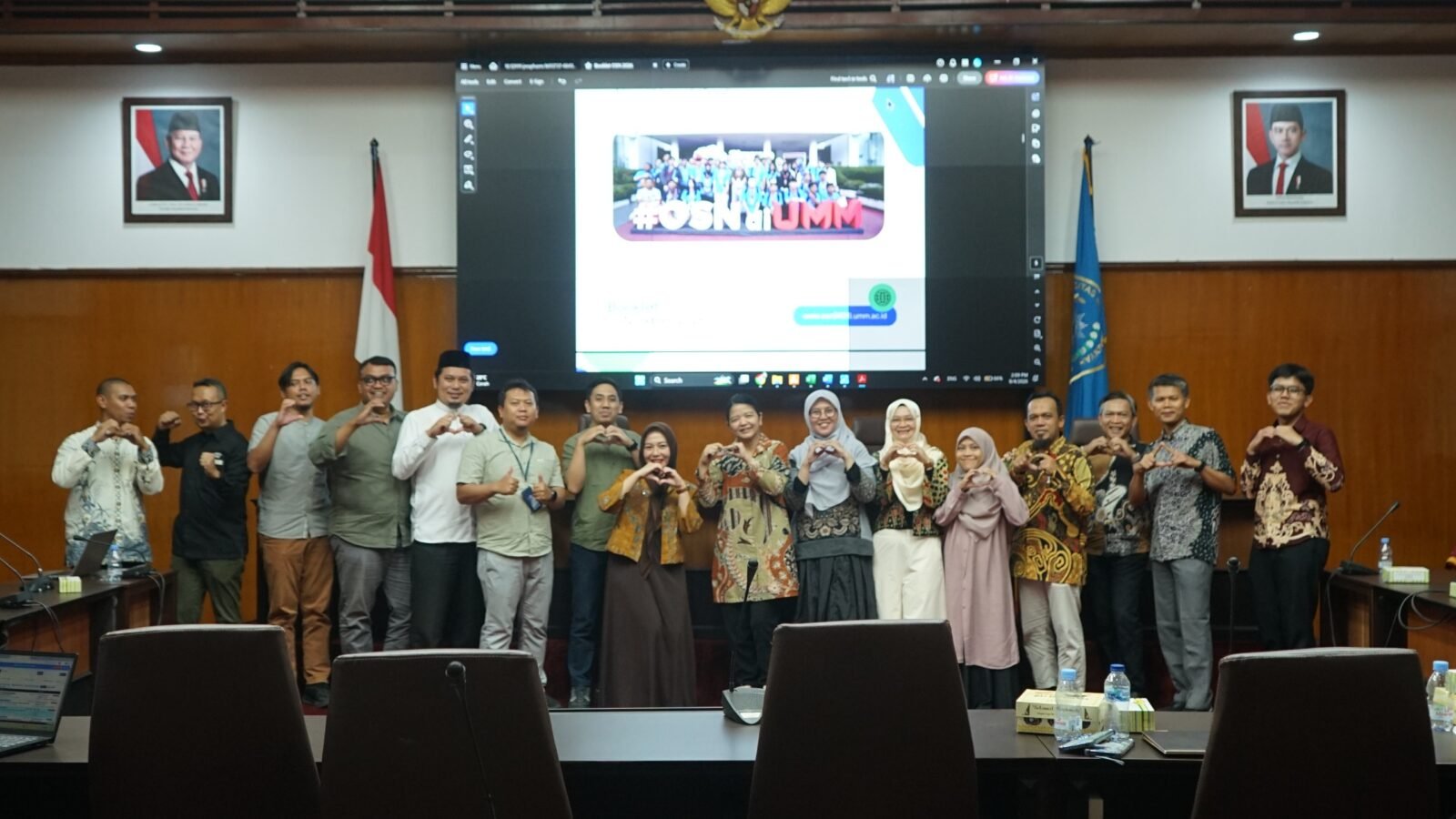 Momen kebersamaan jajaran perwakilan Pusat Prestasi Nasional (Puspresnas) dan Universitas Muhammadiyah Malang (UMM) usai melangsungkan koordinasi persiapan perhelatan Olimpiade Sains Nasional (OSN) 2026 di ruangan sidang kampus