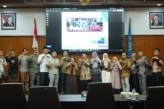 Momen kebersamaan jajaran perwakilan Pusat Prestasi Nasional (Puspresnas) dan Universitas Muhammadiyah Malang (UMM) usai melangsungkan koordinasi persiapan perhelatan Olimpiade Sains Nasional (OSN) 2026 di ruangan sidang kampus