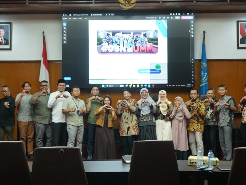 Momen kebersamaan jajaran perwakilan Pusat Prestasi Nasional (Puspresnas) dan Universitas Muhammadiyah Malang (UMM) usai melangsungkan koordinasi persiapan perhelatan Olimpiade Sains Nasional (OSN) 2026 di ruangan sidang kampus
