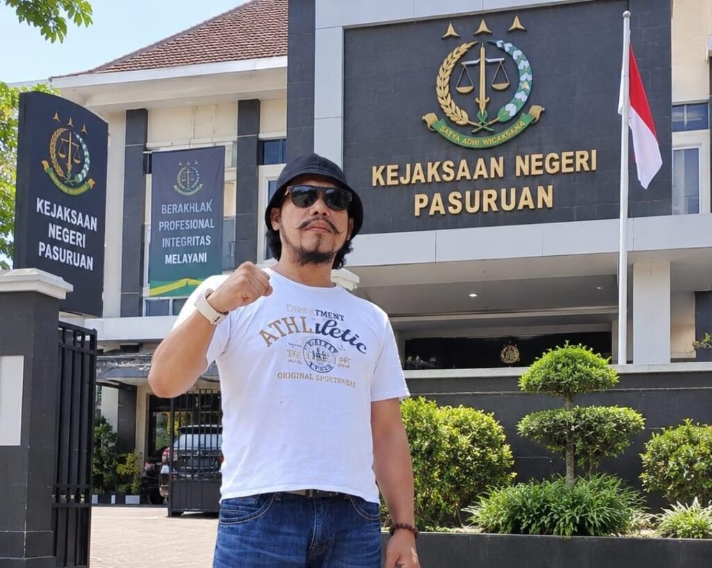 Kepala DPMD Kabupaten Pasuruan, Eka Wara Brehaspati, bersama pengelola pasar mengecek kondisi puing-puing bangunan Pasar Desa Kepulungan di Kecamatan Gempol, Kabupaten Pasuruan, yang masih mengepulkan sisa asap pascakebakaran, Senin (28/9/2026).