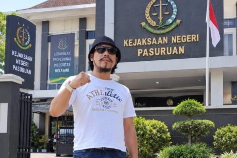 Kepala DPMD Kabupaten Pasuruan, Eka Wara Brehaspati, bersama pengelola pasar mengecek kondisi puing-puing bangunan Pasar Desa Kepulungan di Kecamatan Gempol, Kabupaten Pasuruan, yang masih mengepulkan sisa asap pascakebakaran, Senin (28/9/2026).