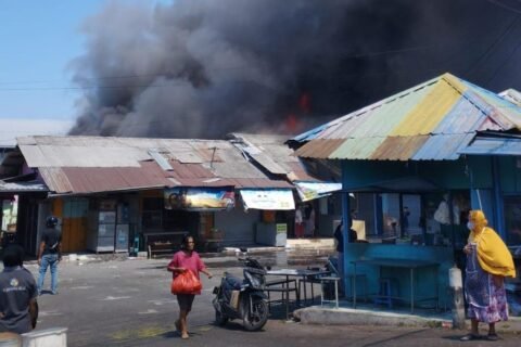 Kepulan asap hitam pekat membubung tinggi saat kobaran api melalap ratusan kios di Pasar Tradisional Kepulungan, Kecamatan Gempol, Kabupaten Pasuruan, Sabtu (26/9/2026).