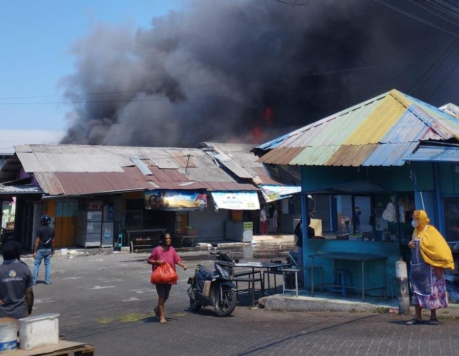 Kepulan asap hitam pekat membubung tinggi saat kobaran api melalap ratusan kios di Pasar Tradisional Kepulungan, Kecamatan Gempol, Kabupaten Pasuruan, Sabtu (26/9/2026).