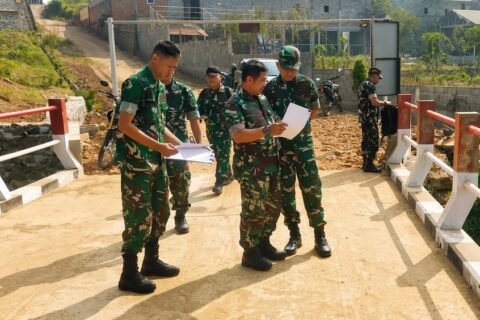 Tim Itdam V/Brawijaya didampingi jajaran Kodim 0833/Kota Malang memeriksa dokumen administrasi dan fisik Jembatan Perintis Garuda saat peninjauan lapangan di Kota Malang, Selasa (29/9).