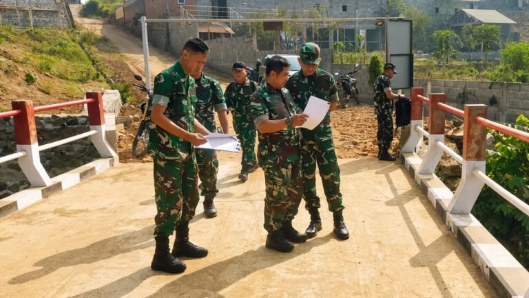 Tim Itdam V/Brawijaya didampingi jajaran Kodim 0833/Kota Malang memeriksa dokumen administrasi dan fisik Jembatan Perintis Garuda saat peninjauan lapangan di Kota Malang, Selasa (29/9).