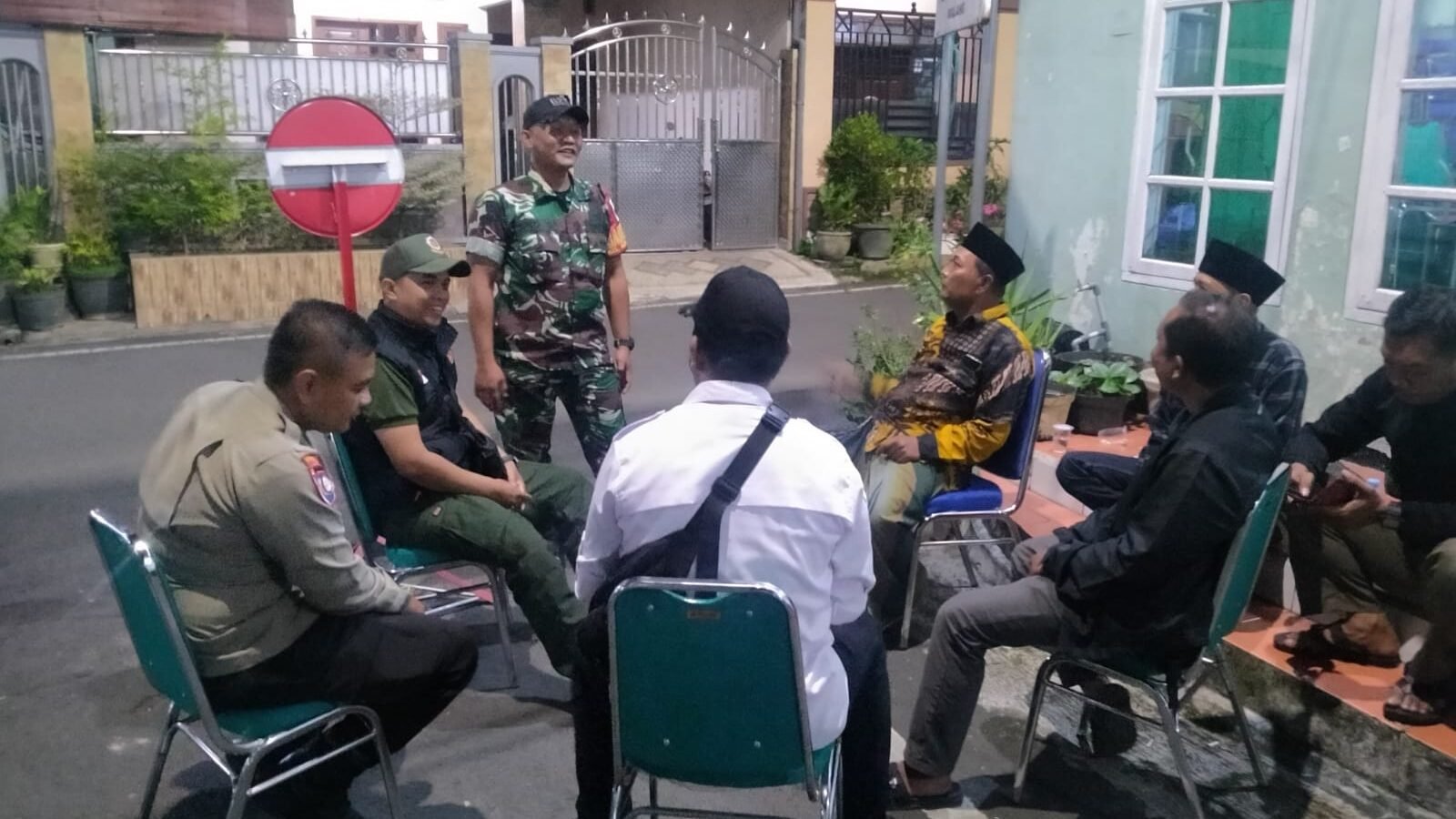 Babinsa Koptu Eko Kotalama Kota Malang patroli dialogis