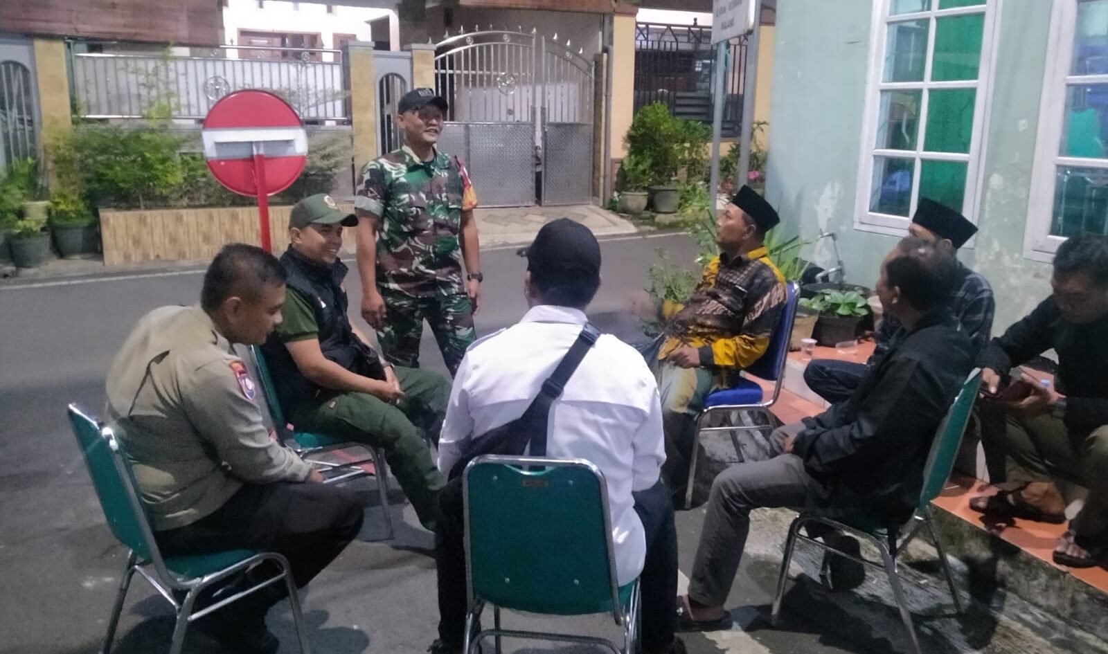 Babinsa Koptu Eko Kotalama Kota Malang patroli dialogis