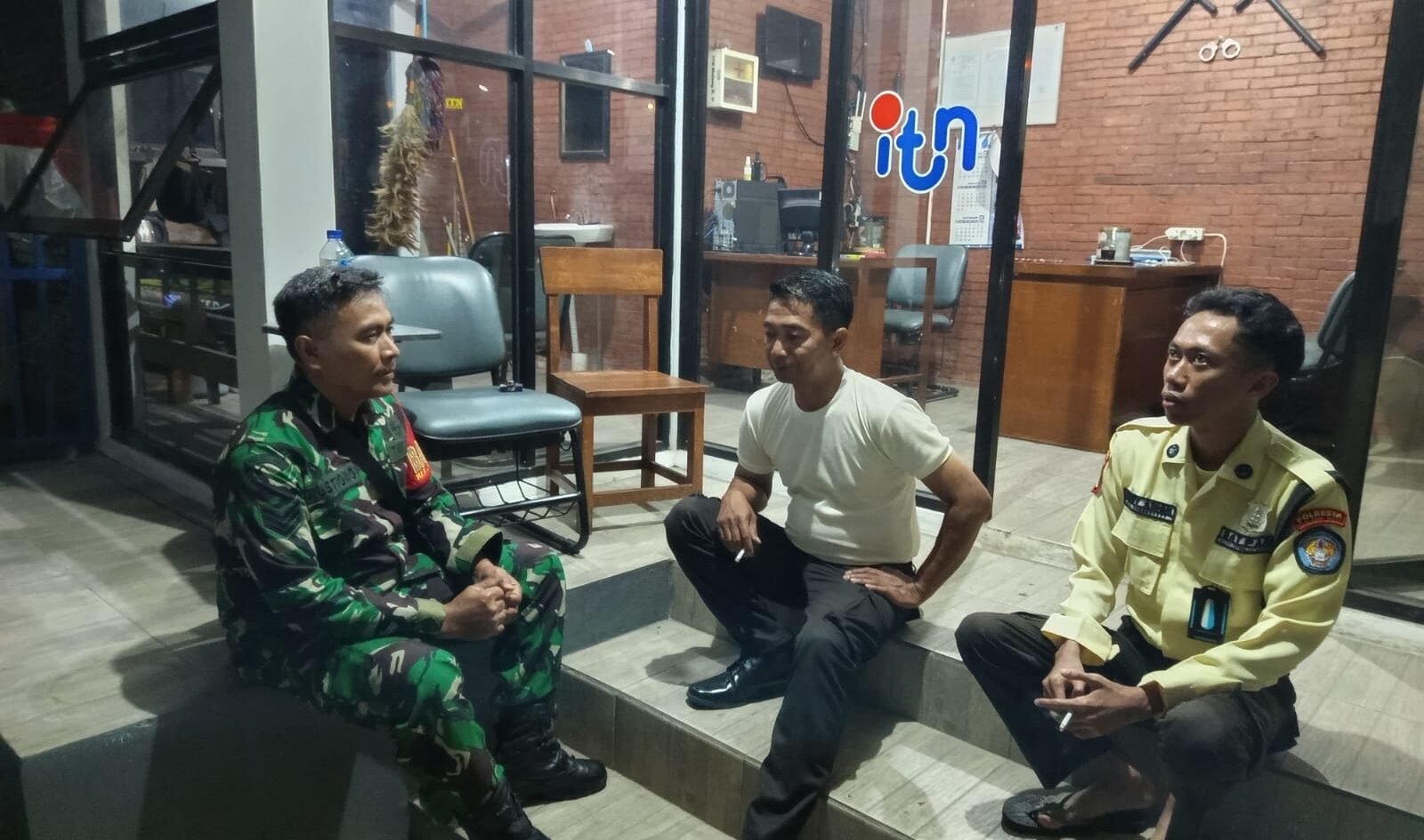 Serka Kustiono, Babinsa Tasikmadu Koramil 0833-05/Lowokwaru, melaksanakan patroli dialogis dan berkomunikasi dengan warga di Kelurahan Tasikmadu, Kecamatan Lowokwaru, Kota Malang, Minggu malam (6/9/2026).