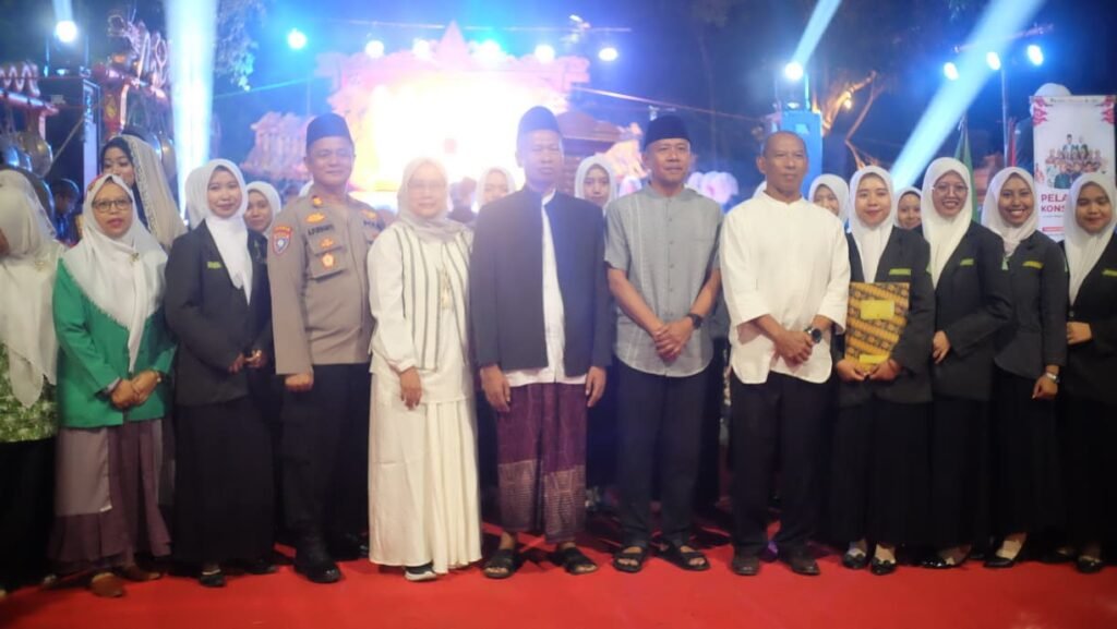 Suasana hangat pasca pelantikan PC IPNU IPPNU Ngawi, di mana para tokoh PCNU, pejabat daerah seperti Wakil Bupati Ngawi dan Kapolres Ngawi, serta perwakilan PW IPNU IPPNU Jatim berfoto bersama pengurus yang baru dilantik.