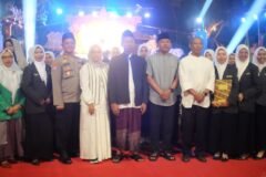 Suasana hangat pasca pelantikan PC IPNU IPPNU Ngawi, di mana para tokoh PCNU, pejabat daerah seperti Wakil Bupati Ngawi dan Kapolres Ngawi, serta perwakilan PW IPNU IPPNU Jatim berfoto bersama pengurus yang baru dilantik.