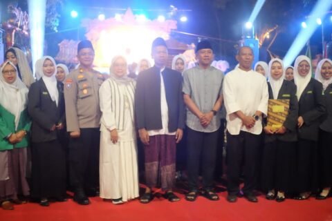 Suasana hangat pasca pelantikan PC IPNU IPPNU Ngawi, di mana para tokoh PCNU, pejabat daerah seperti Wakil Bupati Ngawi dan Kapolres Ngawi, serta perwakilan PW IPNU IPPNU Jatim berfoto bersama pengurus yang baru dilantik.