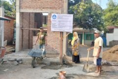 Pengerjaan proyek revitalisasi KB Roudhotul Hasan Lajuk lengkap dengan papan informasi kegiatan bantuan pemerintah.