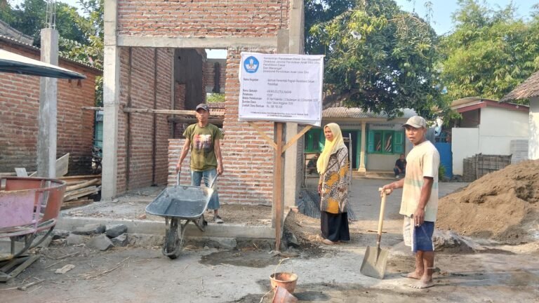 Pengerjaan proyek revitalisasi KB Roudhotul Hasan Lajuk lengkap dengan papan informasi kegiatan bantuan pemerintah.