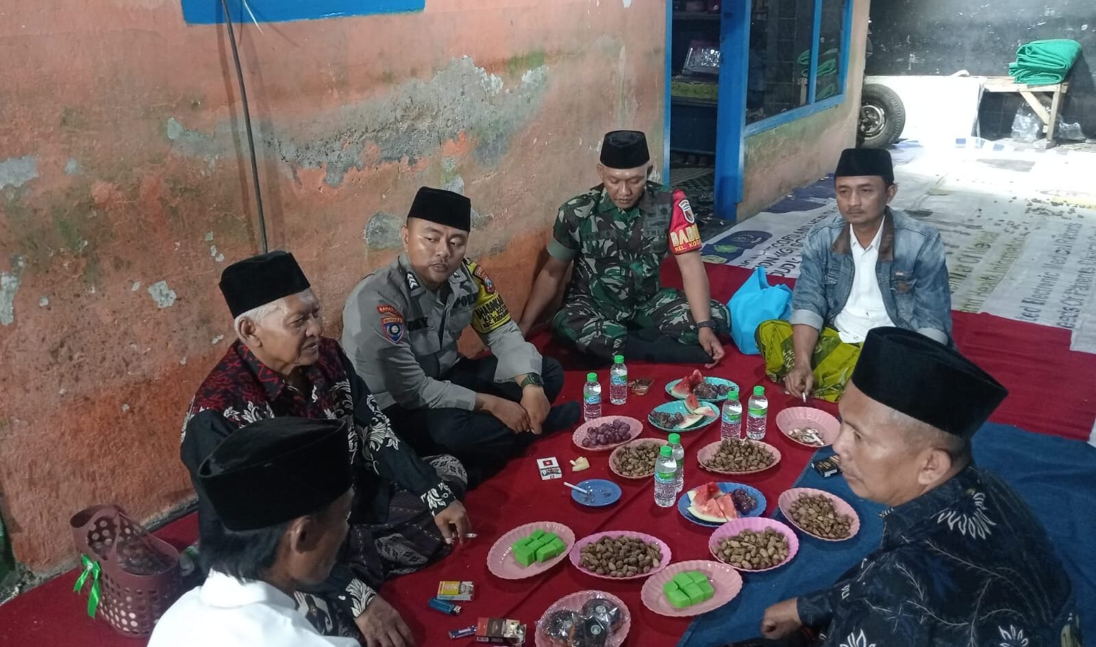 Pertemuan silaturahmi yang akrab antara Babinsa dan Bhabinkamtibmas bersama tokoh masyarakat.