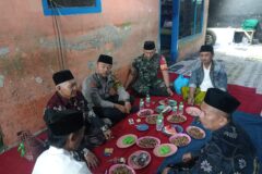 Pertemuan silaturahmi yang akrab antara Babinsa dan Bhabinkamtibmas bersama tokoh masyarakat.