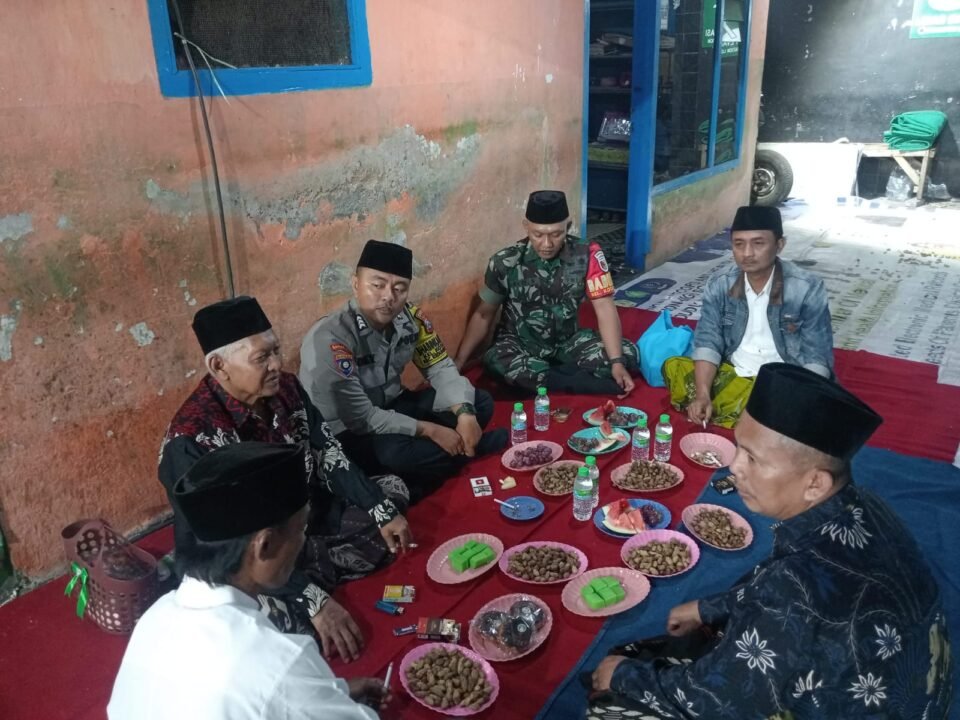 Pertemuan silaturahmi yang akrab antara Babinsa dan Bhabinkamtibmas bersama tokoh masyarakat.
