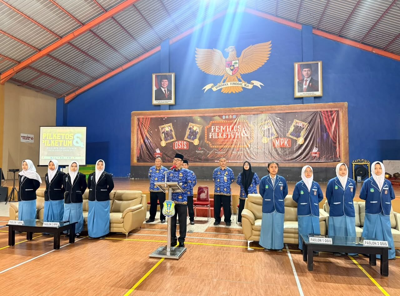 Kepala SMAN 1 Turen tengah memberikan sambutan sekaligus arahan di hadapan para kandidat pasangan calon (paslon) dan warga sekolah dalam pembukaan Pemilihan Ketua OSIS (Pilketos) dan Ketua Umum (Pilketum).