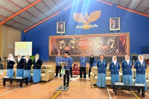 Kepala SMAN 1 Turen tengah memberikan sambutan sekaligus arahan di hadapan para kandidat pasangan calon (paslon) dan warga sekolah dalam pembukaan Pemilihan Ketua OSIS (Pilketos) dan Ketua Umum (Pilketum).