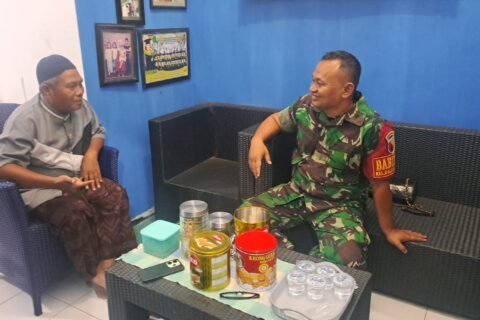 Babinsa Balearjosari Pelda Tri berbincang akrab dengan salah seorang warga saat giat anjangsana di Kelurahan Balearjosari, Blimbing, Kota Malang, Sabtu malam (26/9/2026).