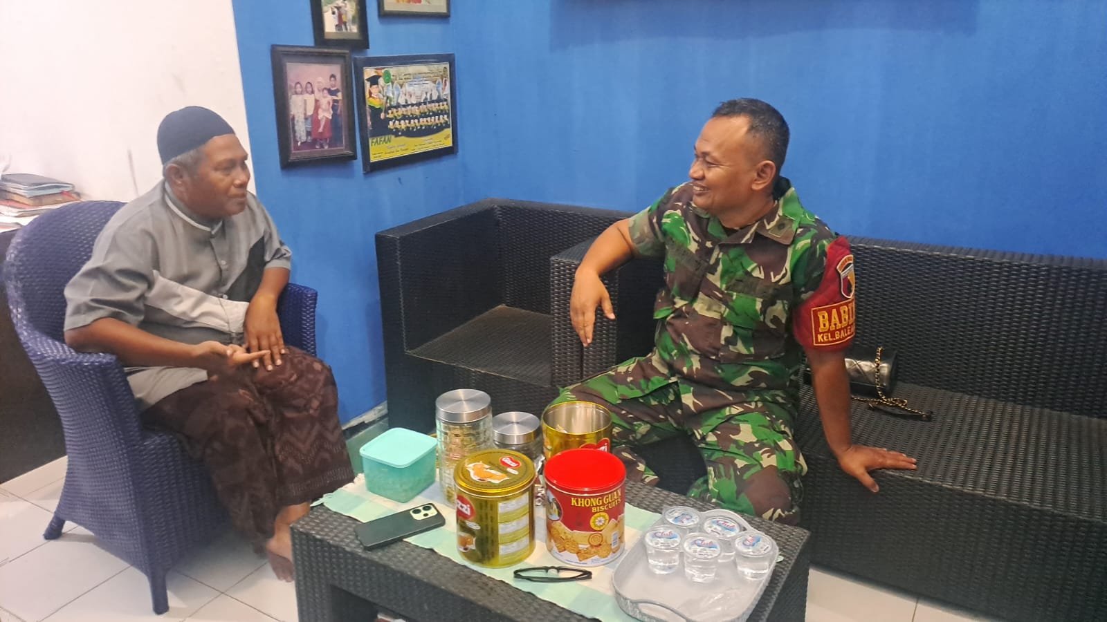Babinsa Balearjosari Pelda Tri berbincang akrab dengan salah seorang warga saat giat anjangsana di Kelurahan Balearjosari, Blimbing, Kota Malang, Sabtu malam (26/9/2026).